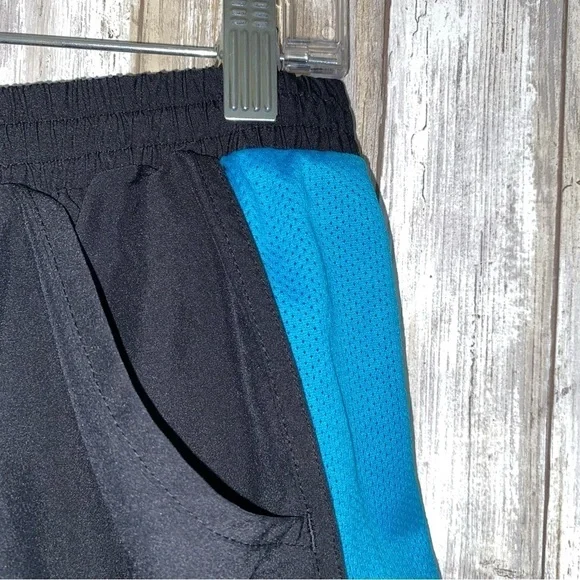 Under Armor Black & Blue Loose Fly By 2.0 Shorts - Picture 4 of 5